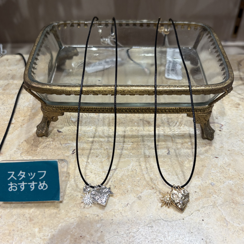 パーツ盛り沢山✨革紐ネックレス