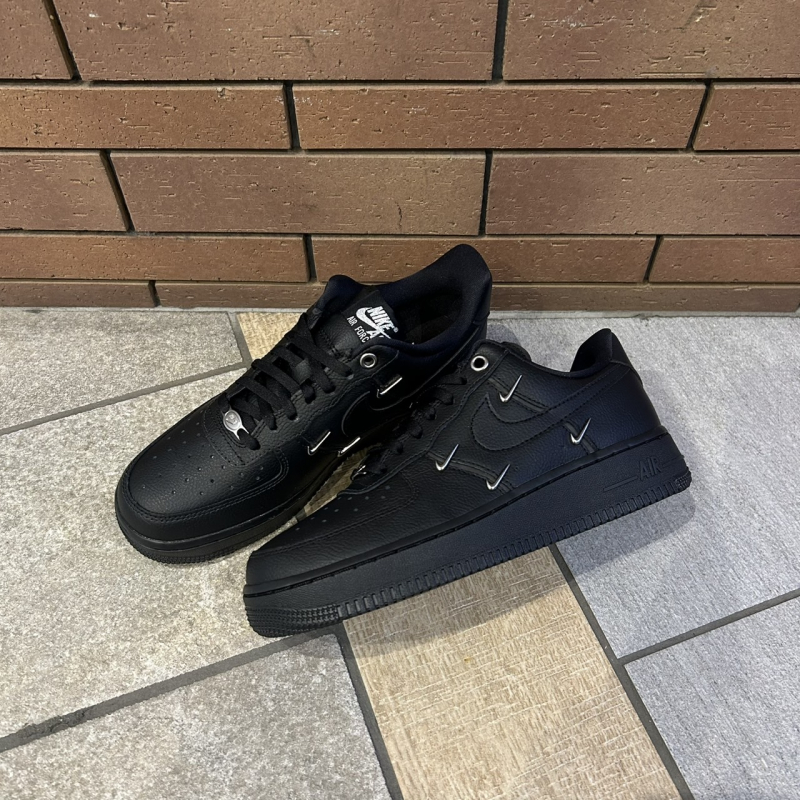 〖NIKE AIR FORCE1〗