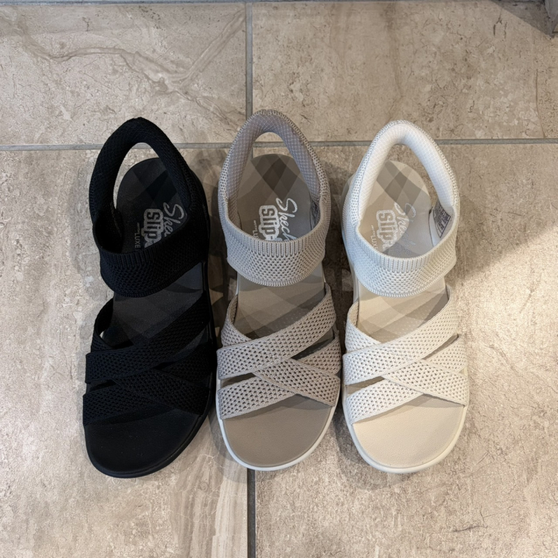 『SKECHERS    サンダル』