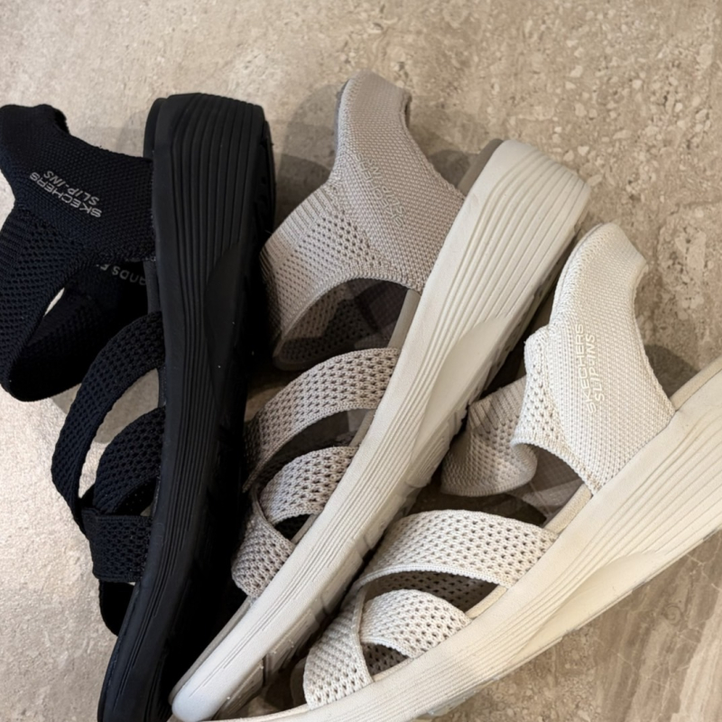 『SKECHERS    サンダル』